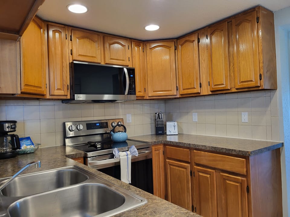 Townhome, 2 Bedrooms, Kitchen, Lake View | Private kitchen