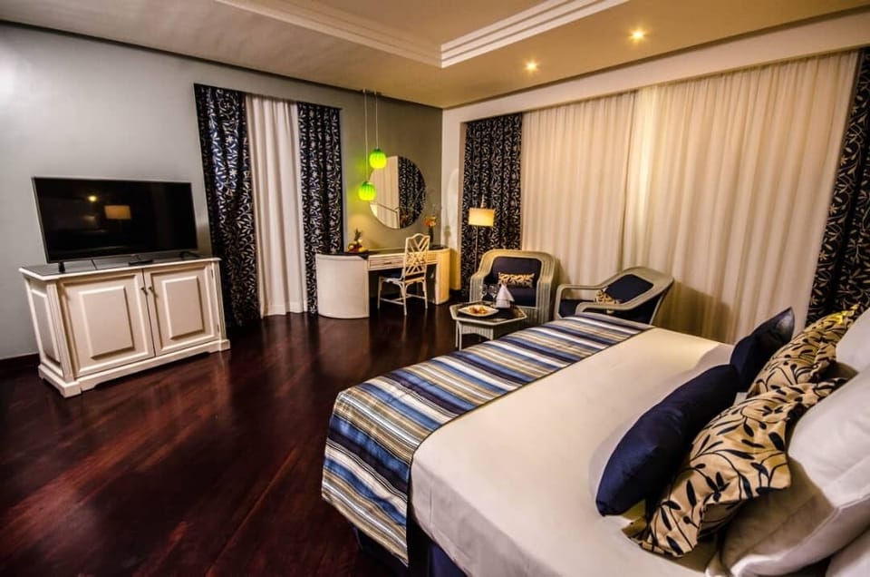 Deluxe Room, Mountain View | In-room safe, blackout drapes, free WiFi, wheelchair access