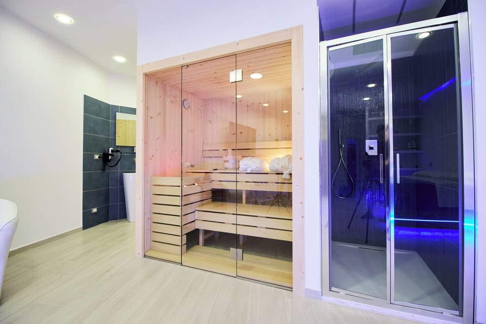 Luxury Room | In-room safe, desk, laptop workspace, blackout drapes