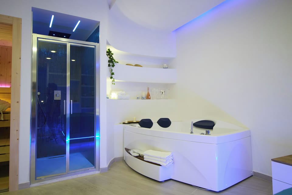 Luxury Room | In-room safe, desk, laptop workspace, blackout drapes