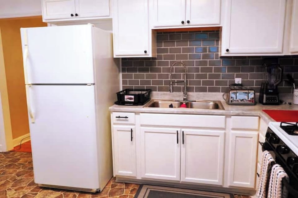 Kitchen/Refrigerator w/Ice Maker