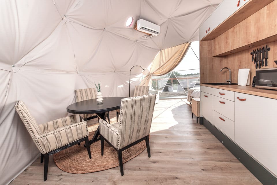Room | Private kitchenette | Mini-fridge, microwave, coffee/tea maker, electric kettle