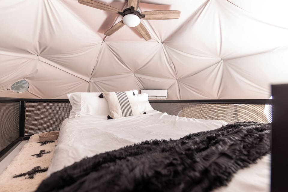 Room | Desk, free WiFi, bed sheets