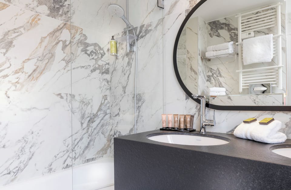 Prestige Triple Room | Bathroom | Shower, free toiletries, hair dryer, towels