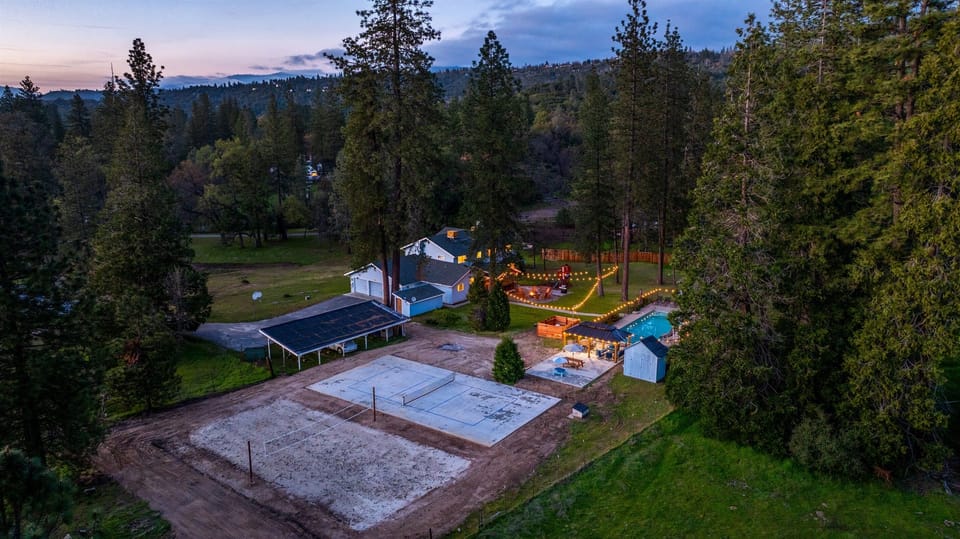 Ultimate Sports & Leisure Retreat: Brand New Pickleball and Beach Volleyball Courts with a Luxurious Poolside Cabana Amidst Stunning Mountain Views. Please bring your peddles! 