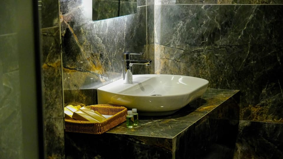Combined shower/tub, free toiletries, hair dryer, slippers