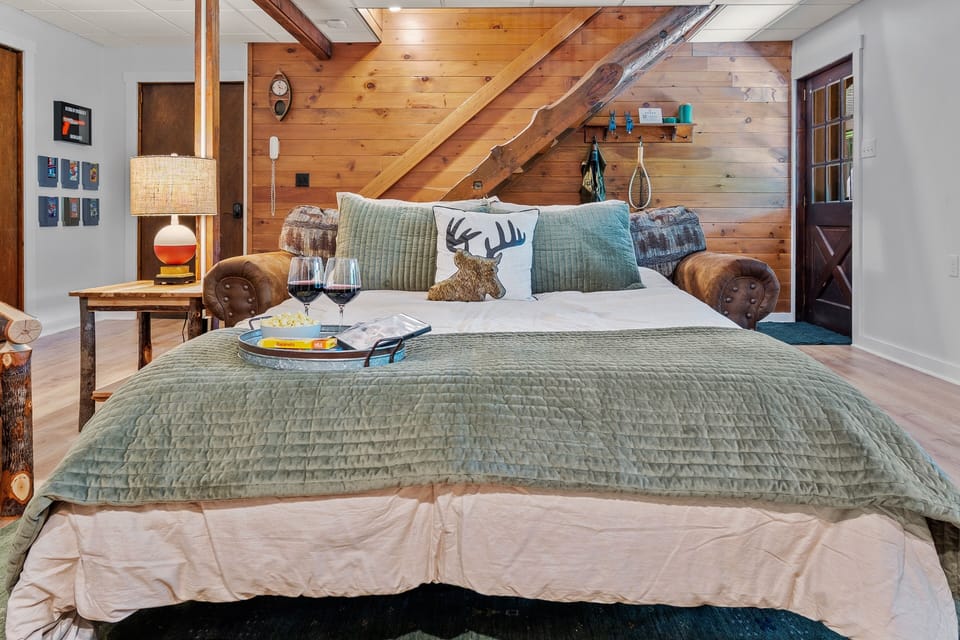 Luxury Cabin, River View | Living area | Video-game console, toys, books, music library