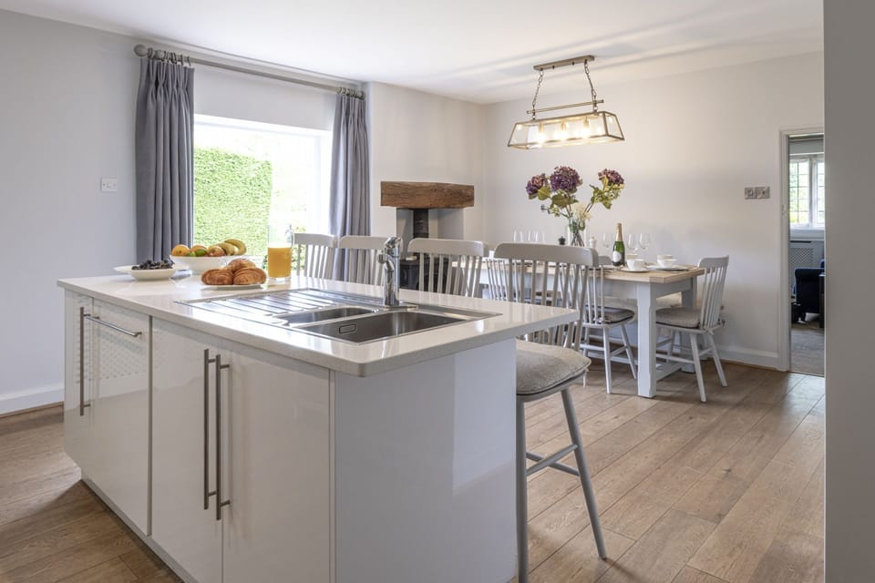Yew Tree Cottage Kitchen - StayCotswold