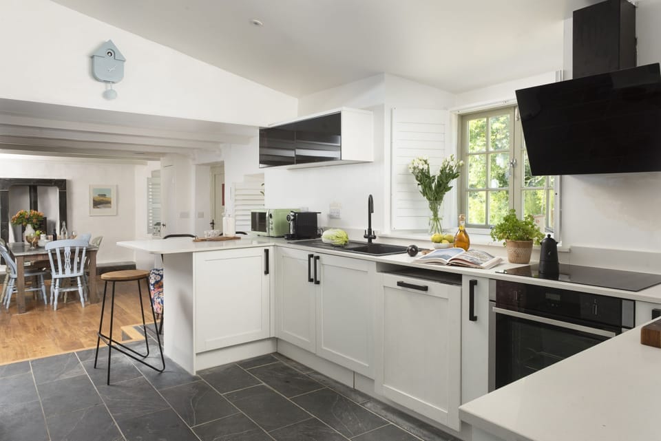 Open plan modern kitchen, with oven, microwave, coffee machine - Worvas Counthouse