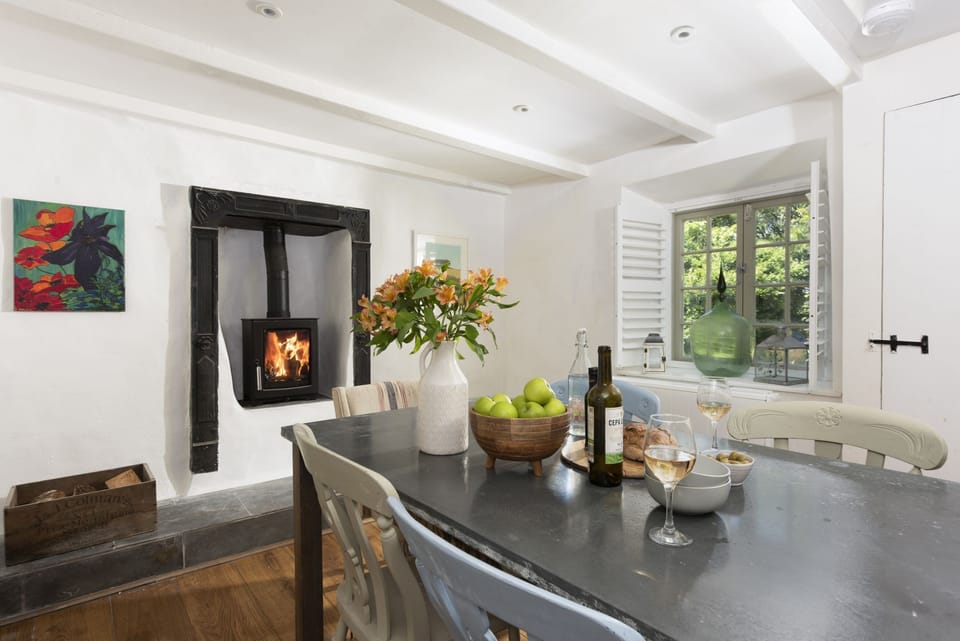 Bright dining area with large table for family meals - Worvas Counthouse