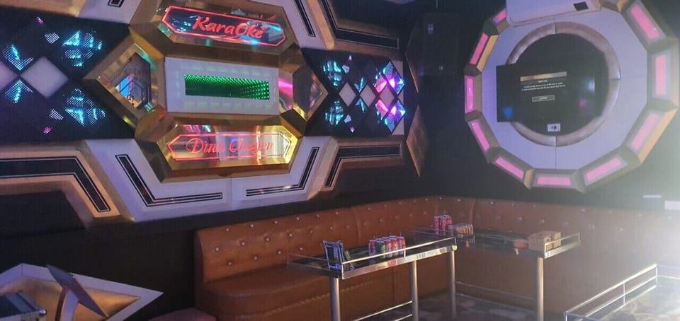 20 bars/lounges