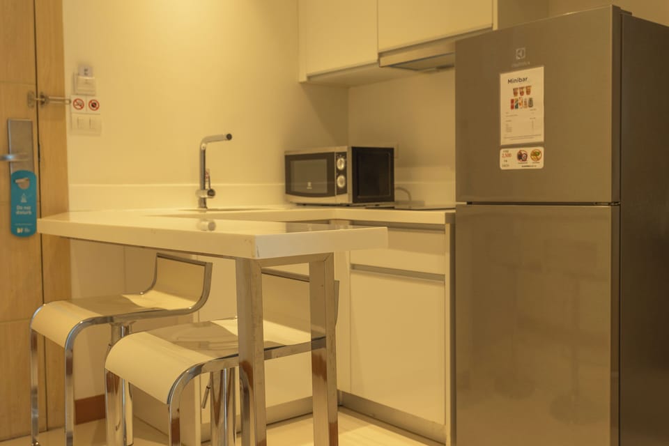 Basic Condo, Pool View | Private kitchen