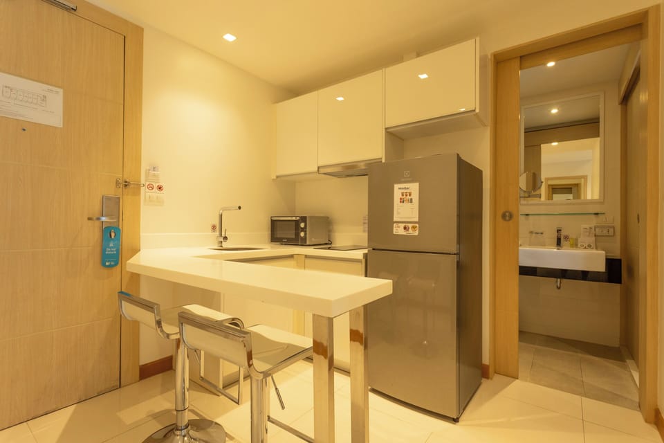 Basic Condo, Pool View | Private kitchen