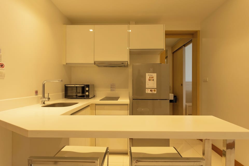 Basic Condo, Pool View | Private kitchen