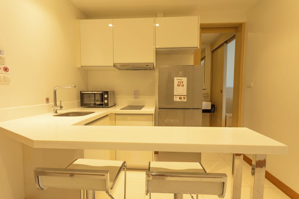 Basic Condo, Pool View | Private kitchen