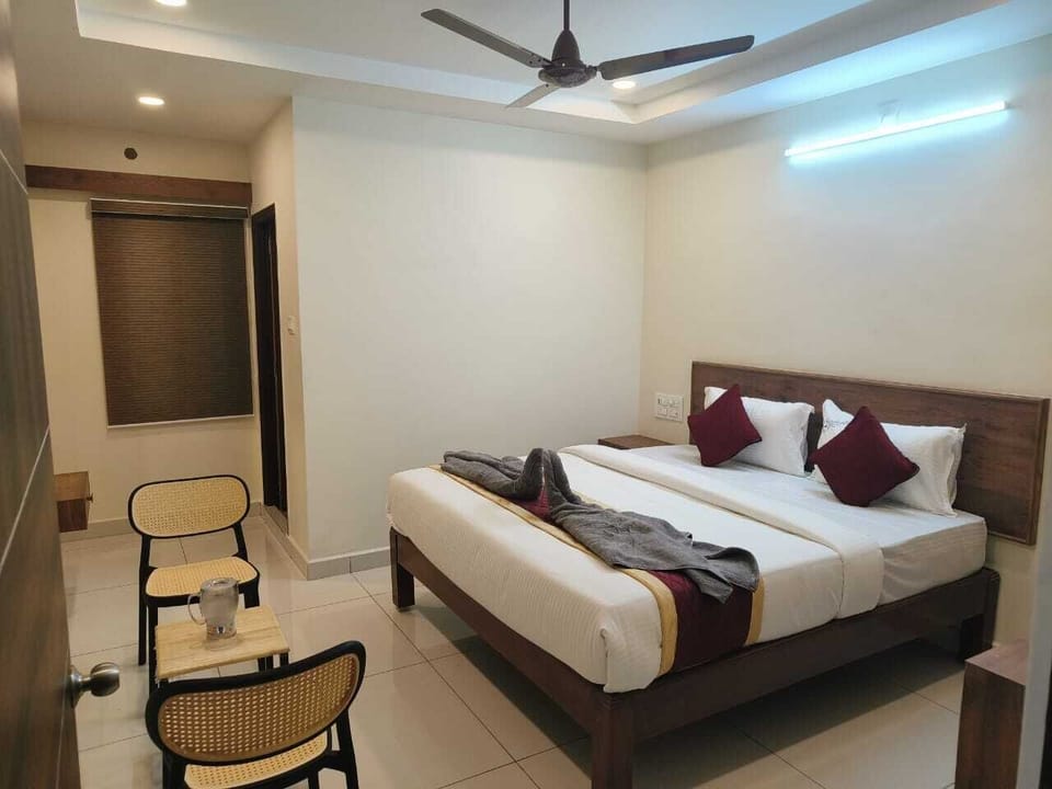 Standard Room, City View | Premium bedding, in-room safe, iron/ironing board (on request)