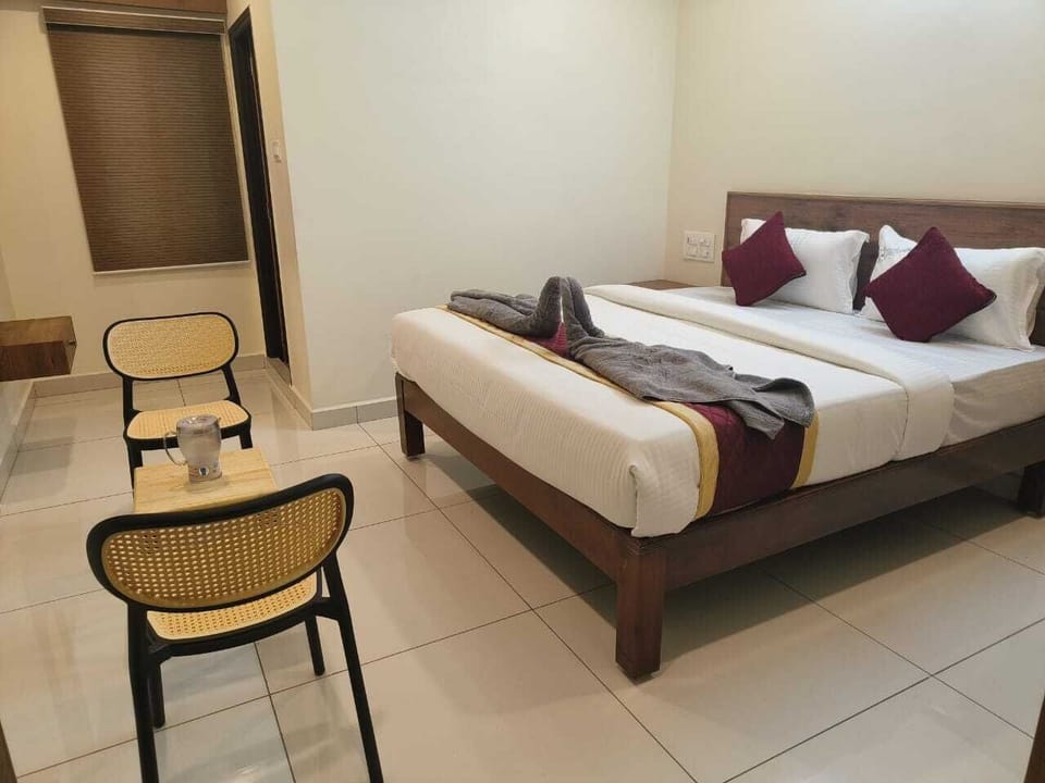 Deluxe Room, 1 King Bed | Premium bedding, in-room safe, iron/ironing board (on request)