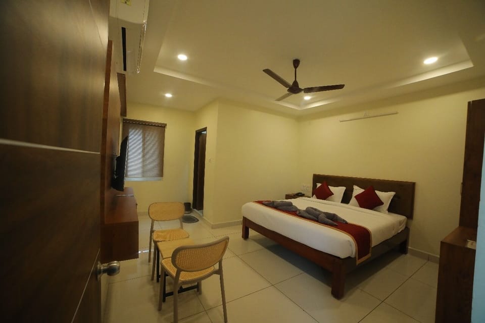 Deluxe Room, 1 King Bed | Premium bedding, in-room safe, iron/ironing board (on request)