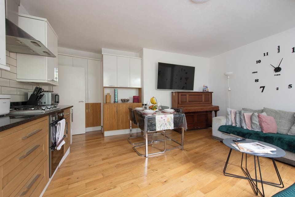 Very large open-plan kitchen, living room with dining area, Smart 65 inch TV