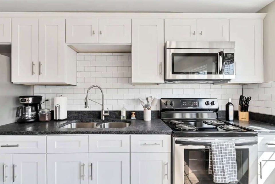 Kitchen: Fully equipped kitchen with all the essential cooking supplies for your basic cooking needs.