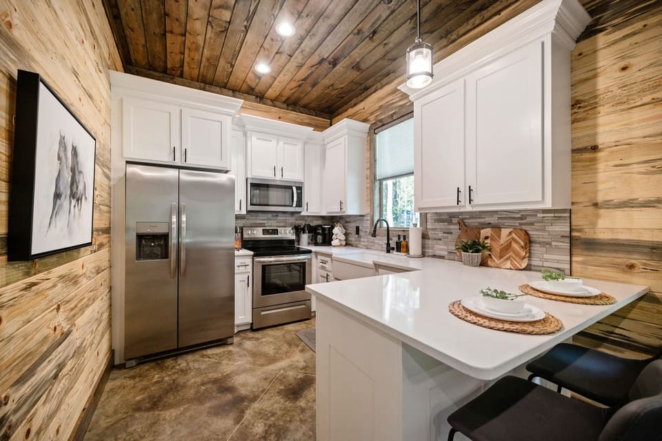 Kitchen with room to manuever