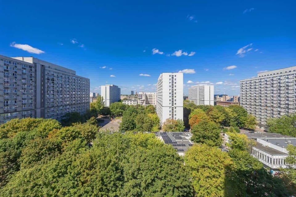 City view from the balcony – Enjoy urban landscapes and green spaces.