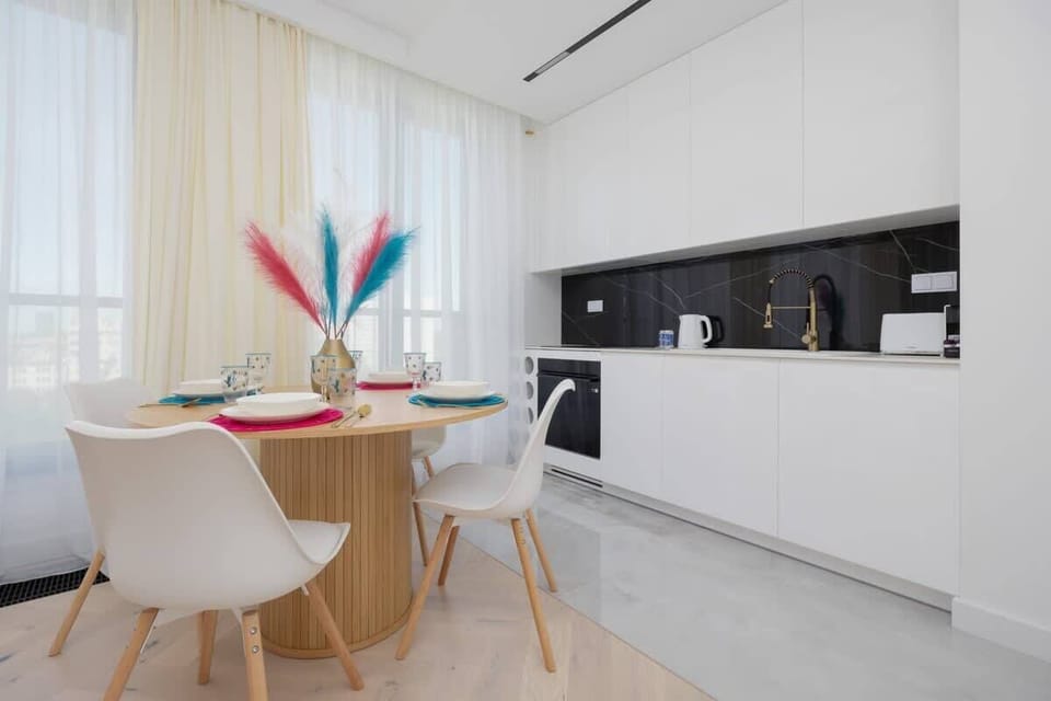 Dining space with stylish kitchen – Fully equipped for home-cooked meals.


