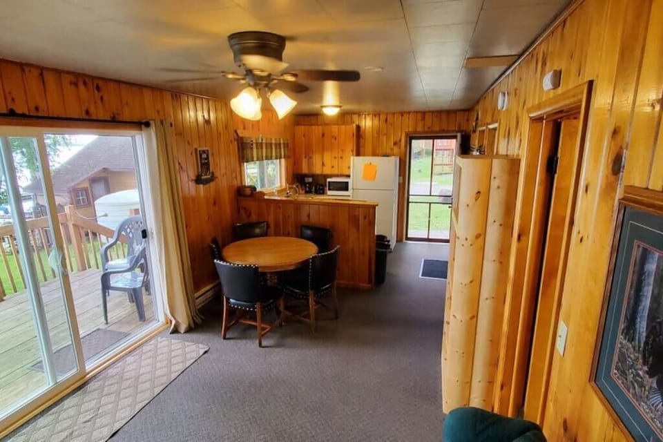 Pelican Cabin-Lakeside 2 Bedroom Pelican Cabin on Kab | Living room