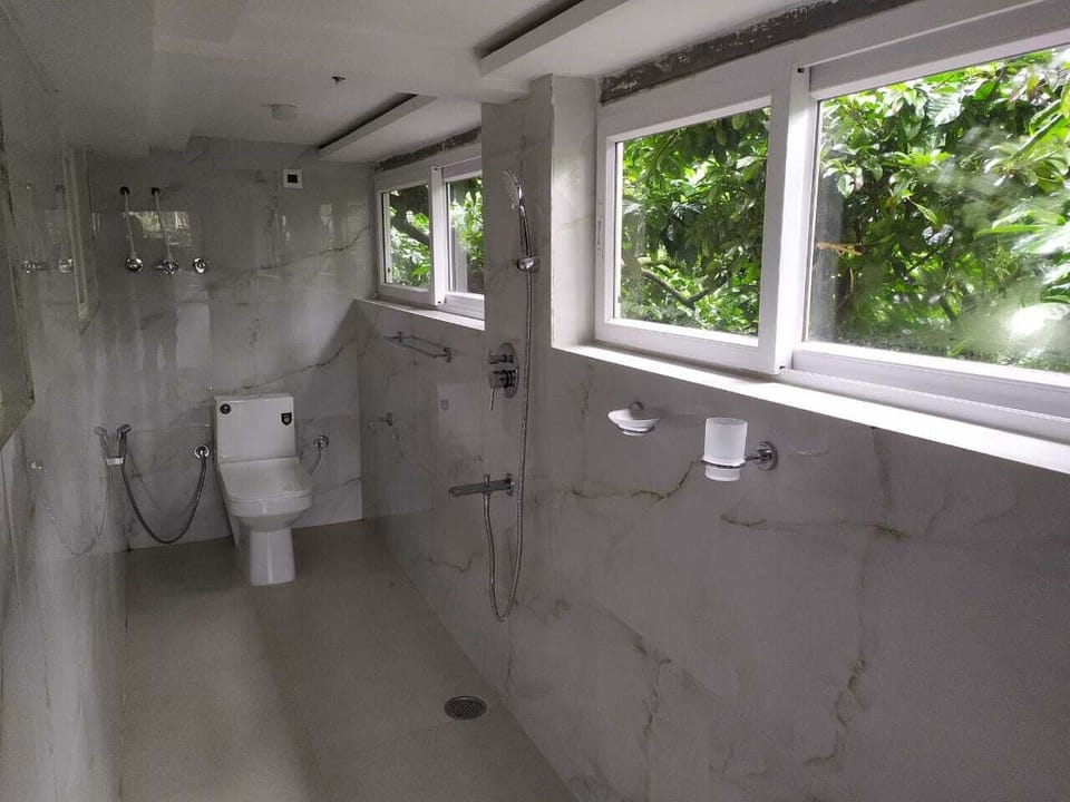 Standard Double Room | Bathroom | Free toiletries, bathrobes, towels, soap