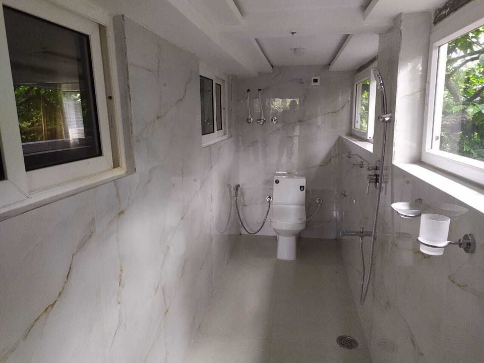 Standard Double Room | Bathroom | Free toiletries, bathrobes, towels, soap