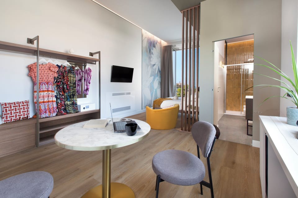 Deluxe Room | Down comforters, in-room safe, laptop workspace, blackout drapes