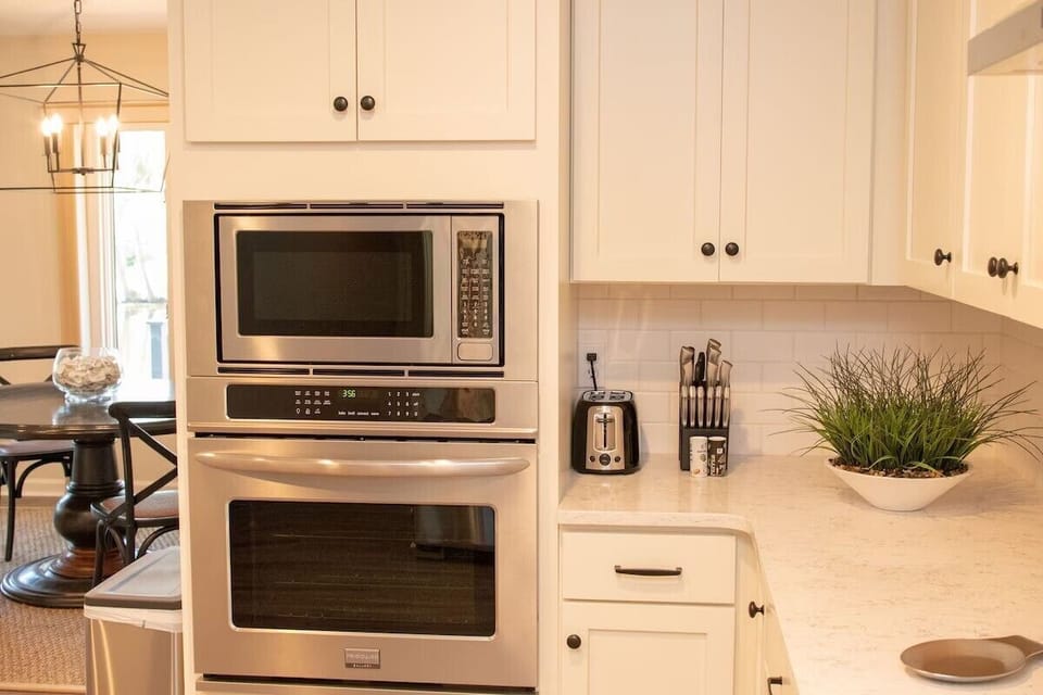 Remodeled kitchen with quartz countertops and new appliances!