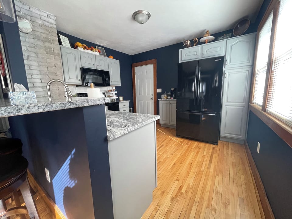 Fully equipped kitchen with electric stove & oven. 
Pots,pans,utensils,dishes,