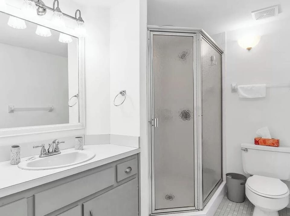 secondary bathroom 