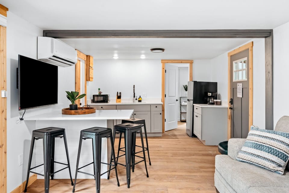  Modern amenities meet rustic charm for a delightful vacation cooking experience!