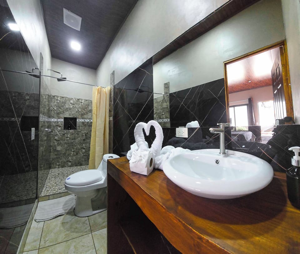 Standard Quadruple Room | Bathroom | Shower, rainfall showerhead, hair dryer, towels