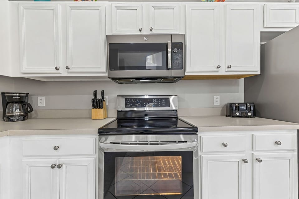 Enjoy cooking in a sunlit space with large windows, clean finishes, and a welcoming atmosphere.