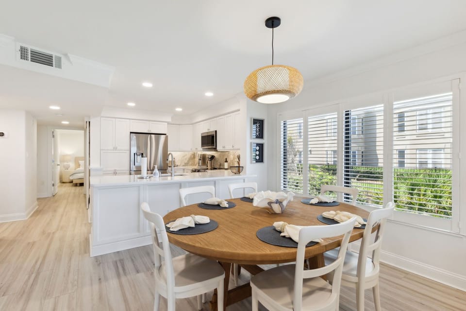 Seating for 6 at Dining Table