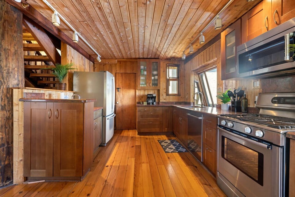 This full kitchen is equipped with all the basic appliances and essentials for your needs.