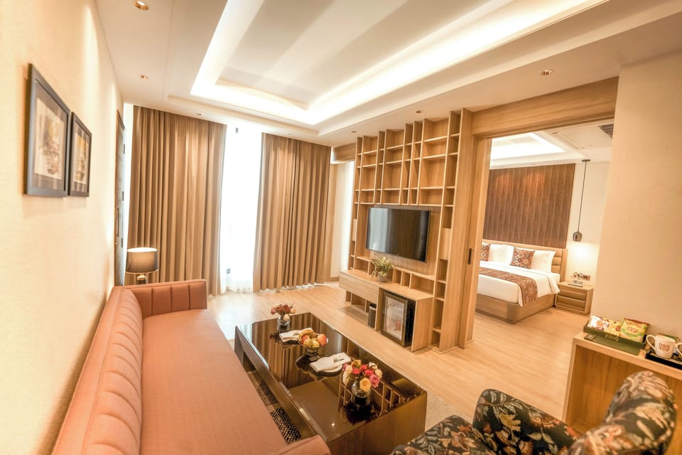 EXECUTIVE SUITE | In-room safe, desk, iron/ironing board, WiFi (free)