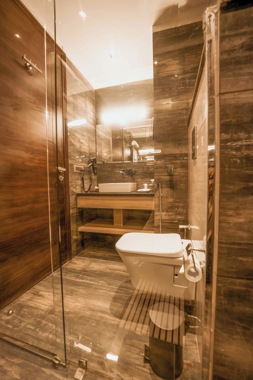 EXECUTIVE SUITE | Bathroom | Shower, hair dryer, towels, soap