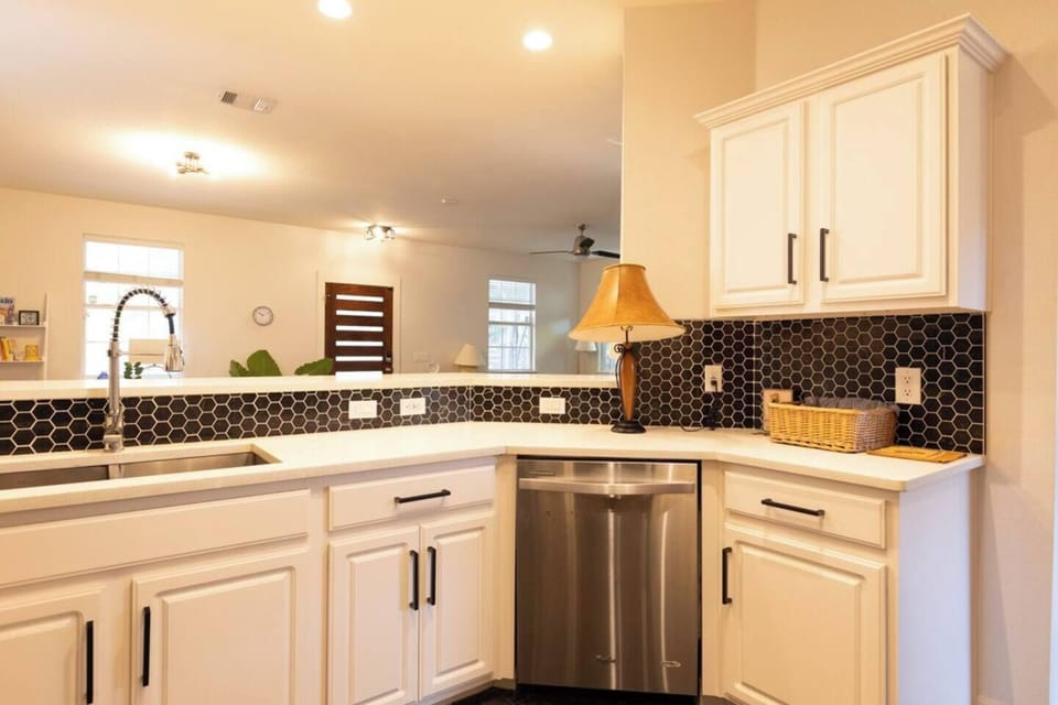 full gourmet Kitchen