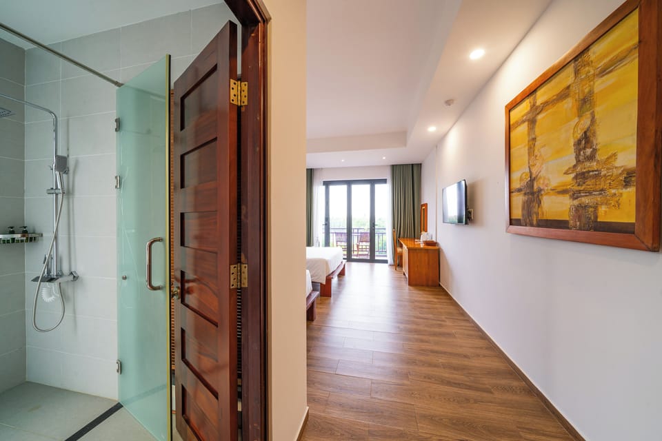 Panoramic Double or Twin Room, River View | Bathroom | Deep soaking tub, rainfall showerhead, free toiletries, hair dryer