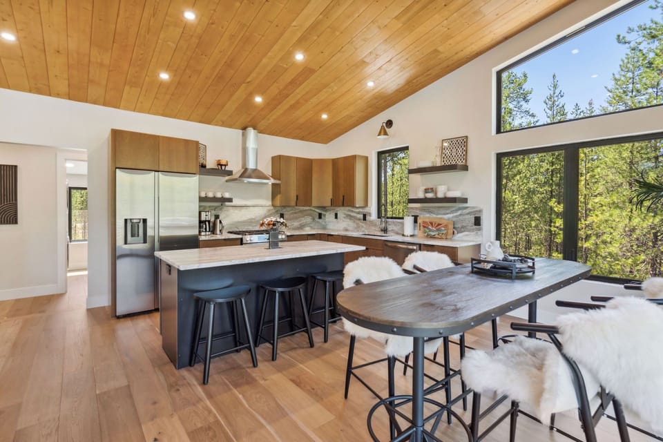 Whether you're here for a short visit or an extended stay, this expansive kitchen has you covered. Equipped with all the essentials—from spices and olive oil to pots and pans—you’ll find it easy to create delicious meals during your stay.