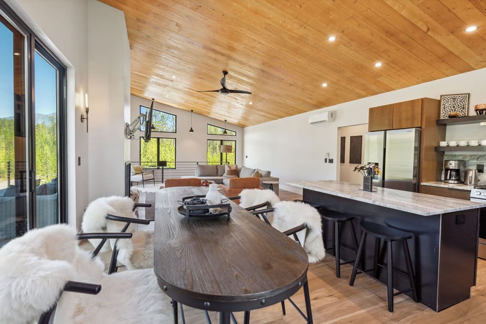 With a stylish mountain aesthetic, the dining area is conveniently located next to the kitchen, offering ample seating and space. This inviting spot is ideal for enjoying meals with family and friends in a relaxed and comfortable setting.