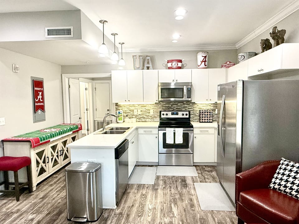 Pick up some groceries (or have Instacart deliver them to you!) and you'll feel right at home in this nicely appointed kitchen.