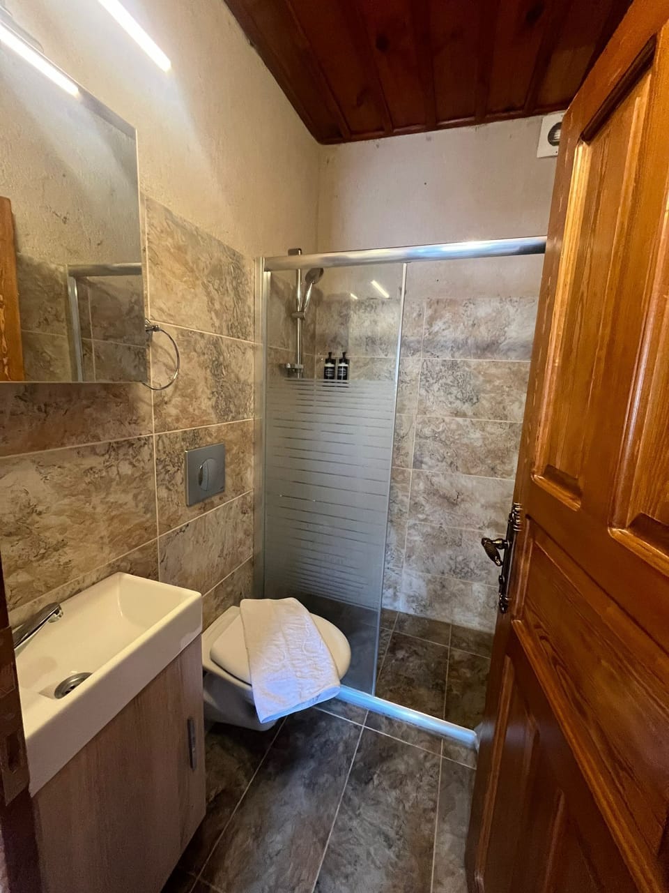 Standard Single Room, Non Smoking, Private Bathroom | Bathroom | Shower, hair dryer, towels, soap