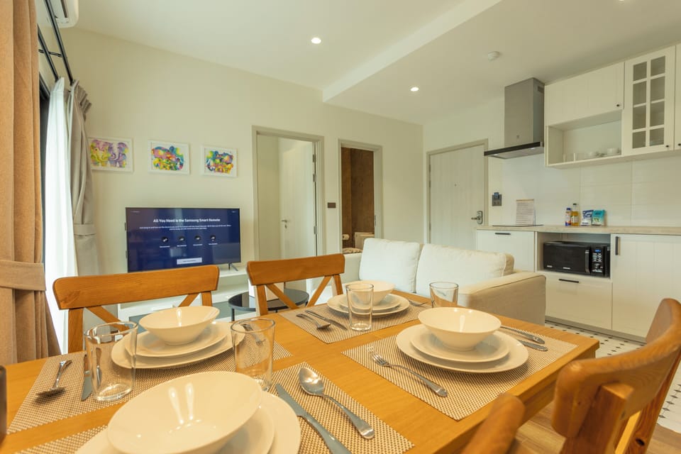 Basic Condo, Pool View | In-room dining