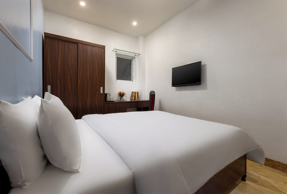 Basic Double Room, 1 Queen Bed, Non Smoking | Living area | 32-inch flat-screen TV with cable channels