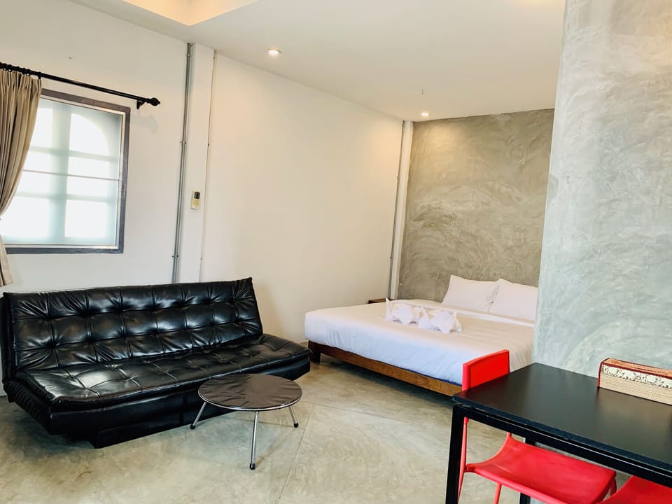 Deluxe Double Room | In-room safe, desk, laptop workspace, blackout drapes